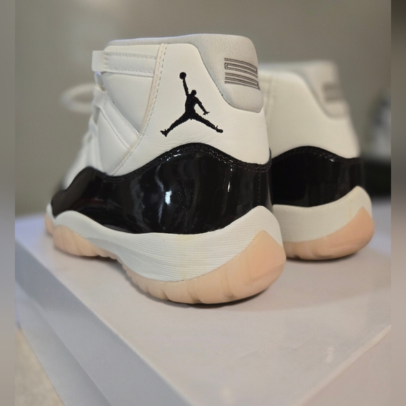 Nike Air Jordan Retro 11 "Neopolitan" Women - Picture 9 of 13